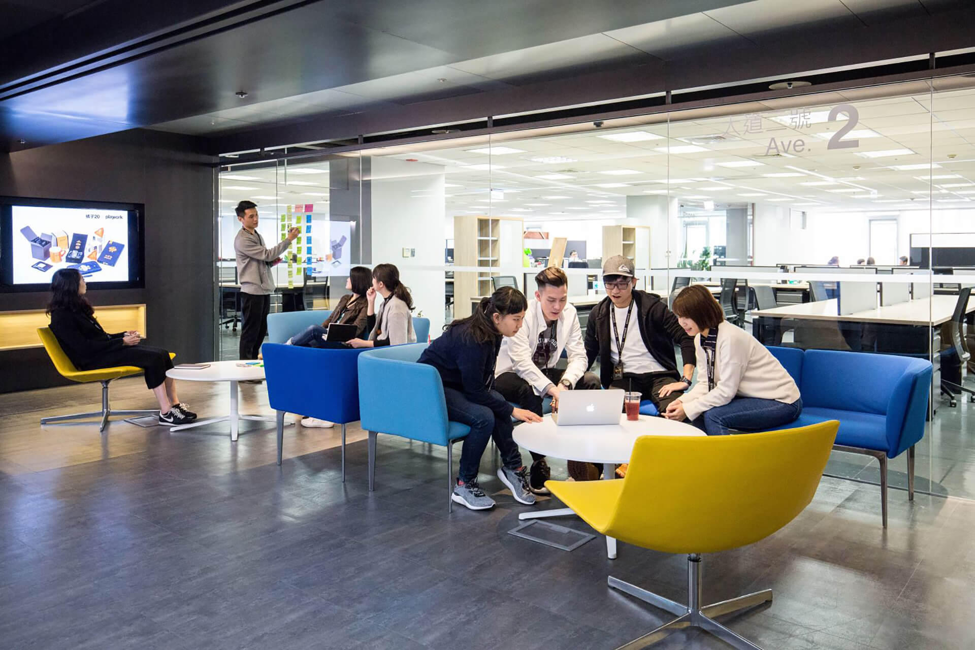 橘子集團致力打造多元平等的友善職場環境，提供「身心能」全方位員工照護，落實讓橘人「樂業安居」的目標，更打造「學習型組織」提升橘人競爭力。