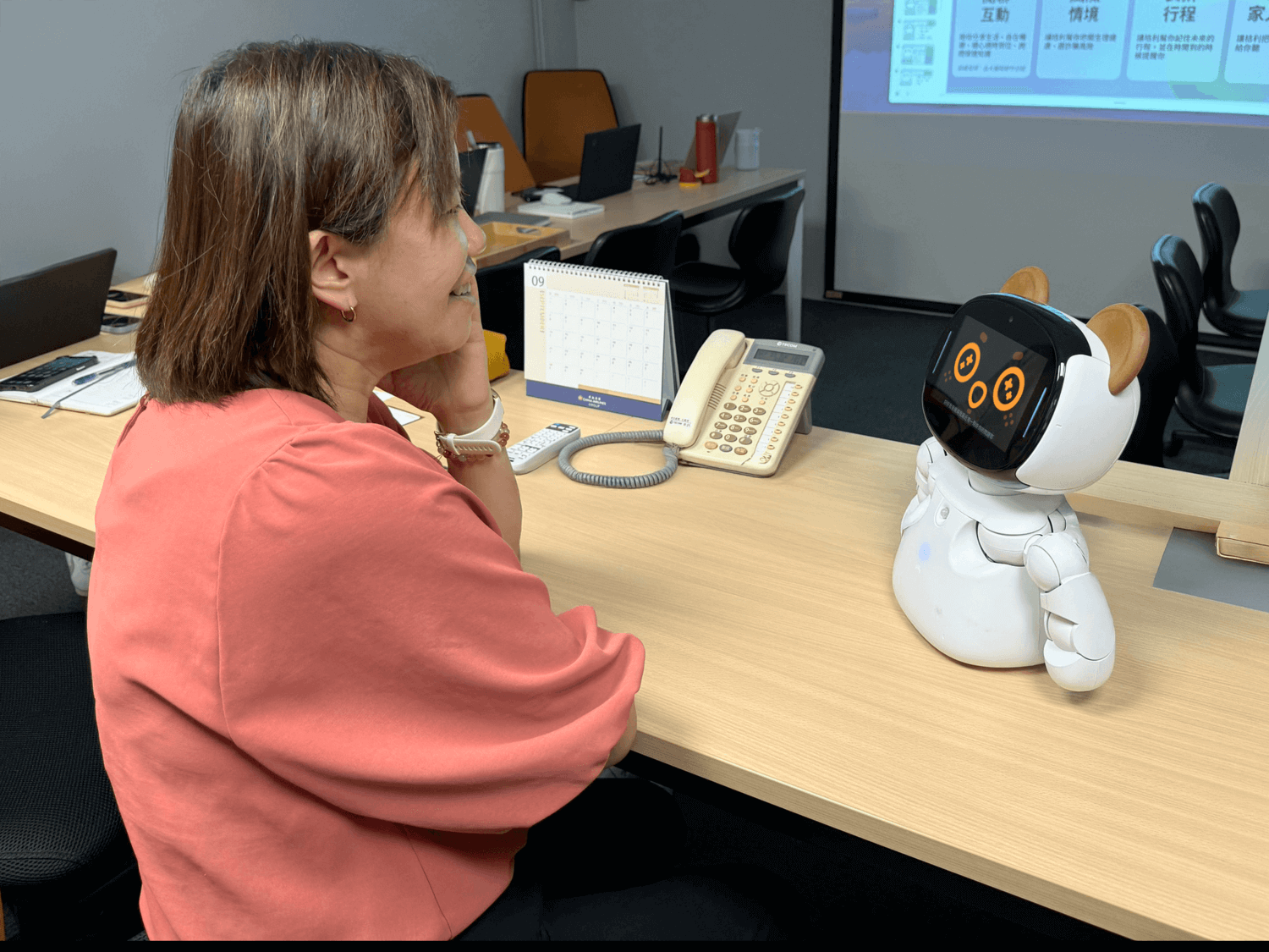 中化銀髮總經理李宗勇及團隊體驗 AI 居家照護機器人「桔利 Gilee」,肯定其仿聲語音信設計能帶給長輩情感關懷。